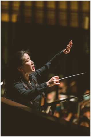 Conductor Eun Sun Kim (Photo by Kim Tae-hwan)